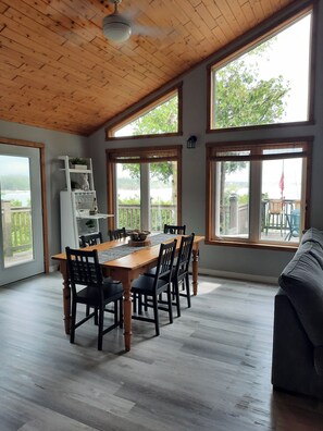 Interior - Private Waterfront Cottage on Lake Huron near Tobermory, minutes to the Grotto! (Tobermory)