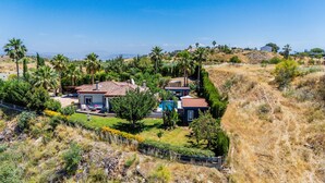 A residential property with a swimming pool, multiple buildings, and a hilly landscape. - Cubo's Casa La Ermita / Private pool / sauna / BBQ / free Wi-Fi (Coín)