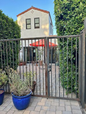 Property grounds - Private home with spacious outdoor space (Los Angeles)