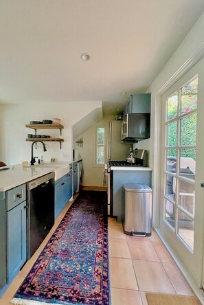 Private kitchen - Private home with spacious outdoor space (Los Angeles)