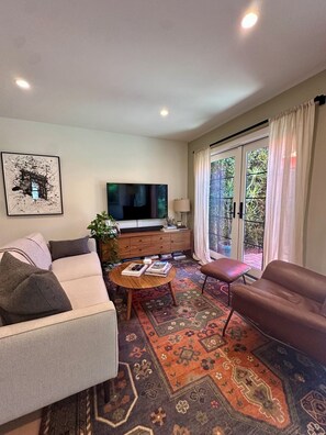 Living area - Private home with spacious outdoor space (Los Angeles)
