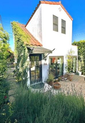 Exterior - Private home with spacious outdoor space (Los Angeles)