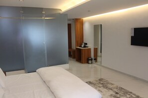 Desk, laptop workspace, free WiFi - Lumiere A boutique Hotel (Pune)