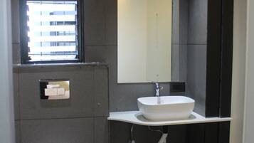 Habitación Deluxe con 1 cama matrimonial o 2 individuales | Baño | Regadera, jabón, shampoo, papel de baño