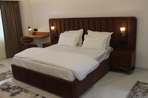 Desk, laptop workspace, free WiFi - Lumiere A boutique Hotel (Pune)