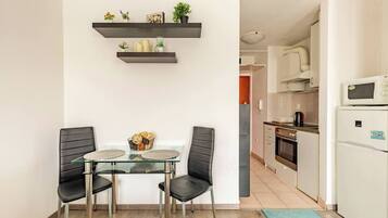 Apartment, 1 Bedroom | Dining room