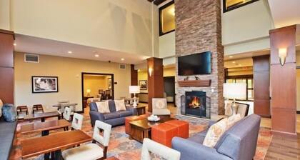 24 Hour Business Center + Heated Outdoor Pool | Close to Downtown Austin
