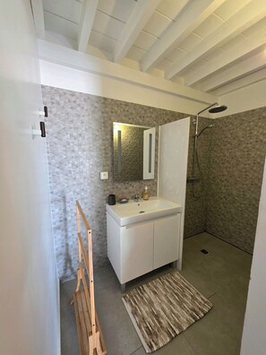 Bathroom - Vrbo Property (Cul-de-Sac)