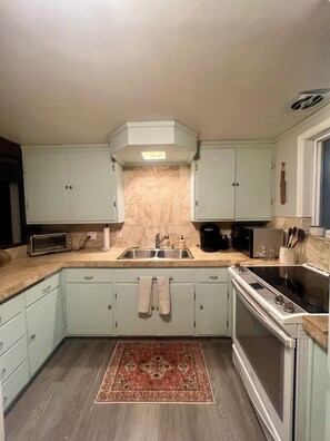 Private kitchen -     Your Cozy Tahoe Getaway Near Beaches, Dining & Truckee (Carnelian Bay)