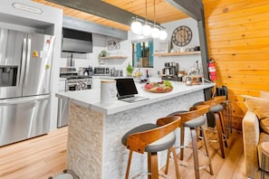 Wasserkocher mit Kaffee-/Teezubehör, Kühlschrank, Mikrowelle, Ofen