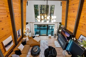 Fernseher, Kamin, Videospiele, Stereoanlage