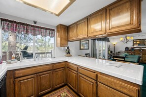 Coffee/tea maker, fridge, microwave, oven - Steps 2 Summit - Walk to Slopes, Pool Table (Big Bear Lake)