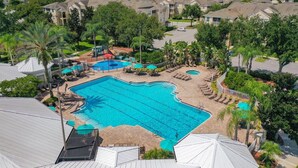 Un quartier résidentiel doté d’une grande piscine, de plusieurs espaces de détente et d’un terrain de jeux.