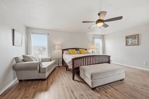 3 bedrooms, iron/ironing board, WiFi, bed sheets - NEW! Spacious 3BR Home for Extended Stays (San Antonio)