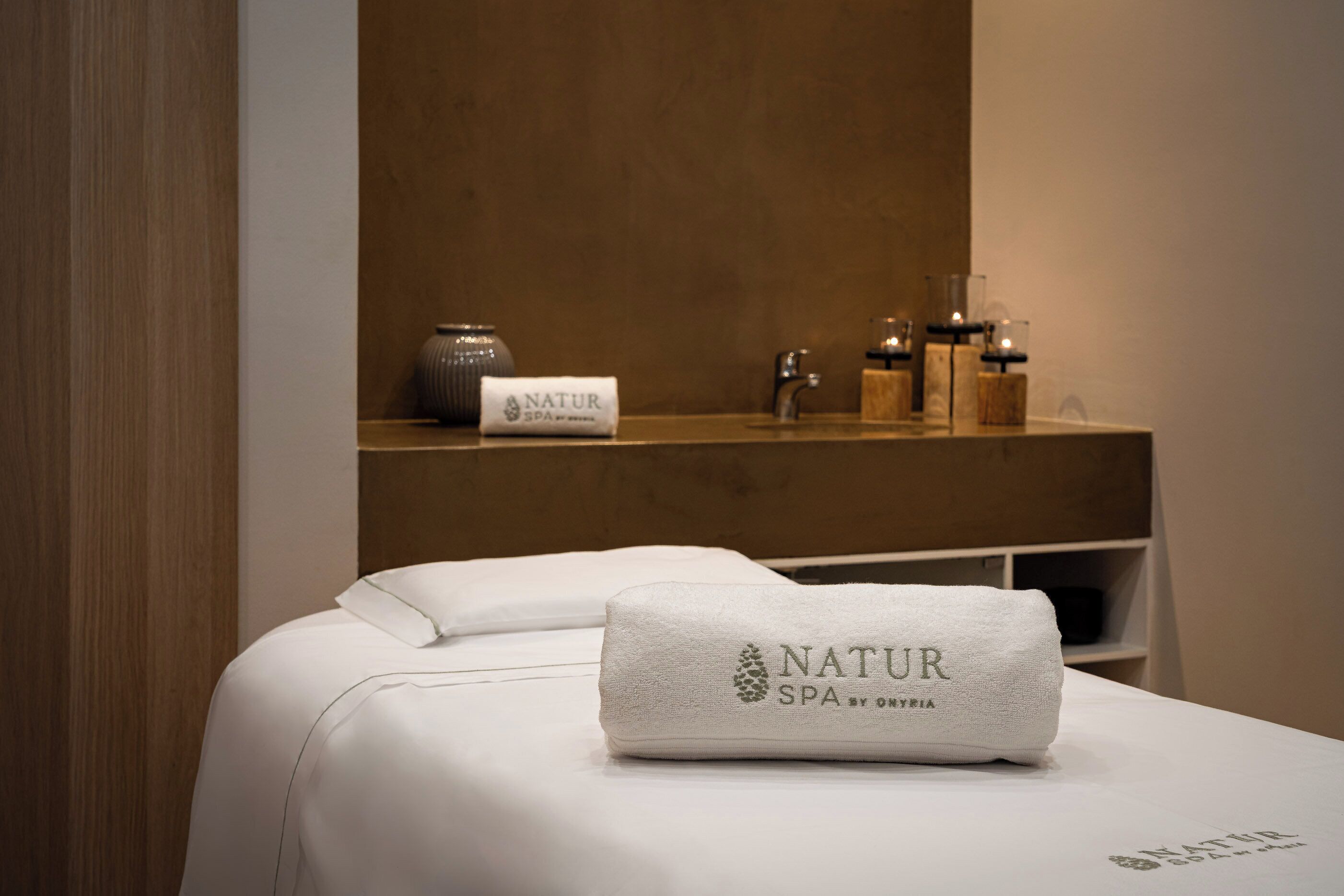 Sauna, steam room, 6 treatment rooms, massages