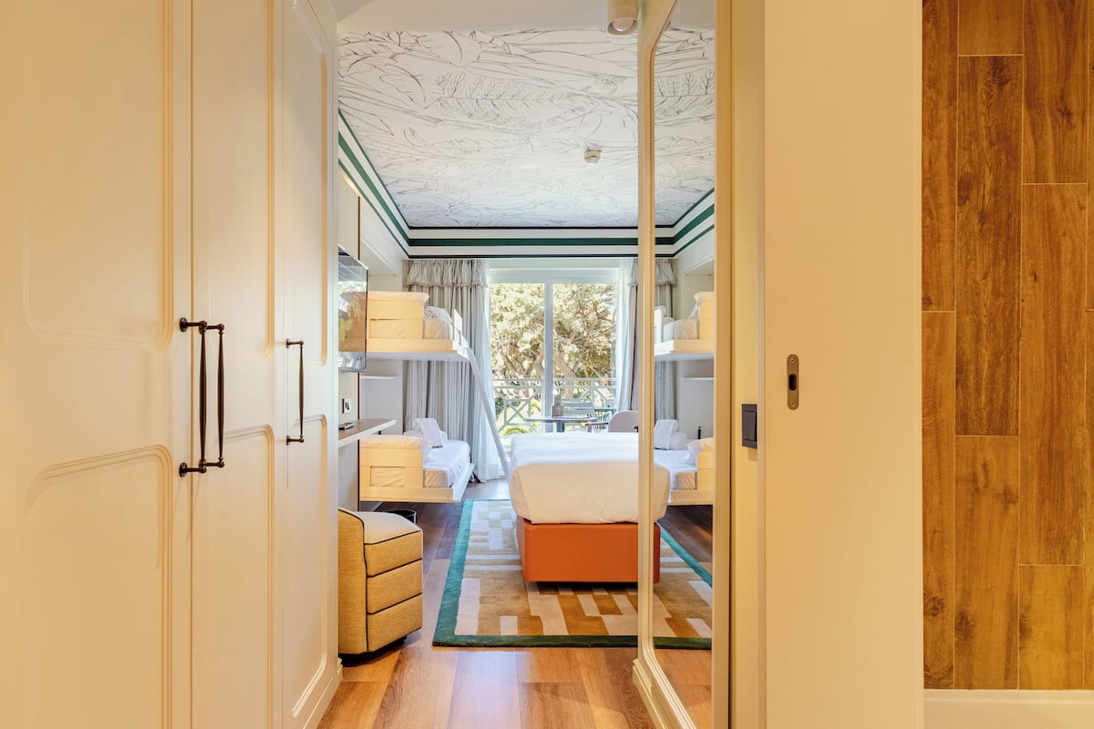 Family Room, 1 King Bed (Family, Essential)