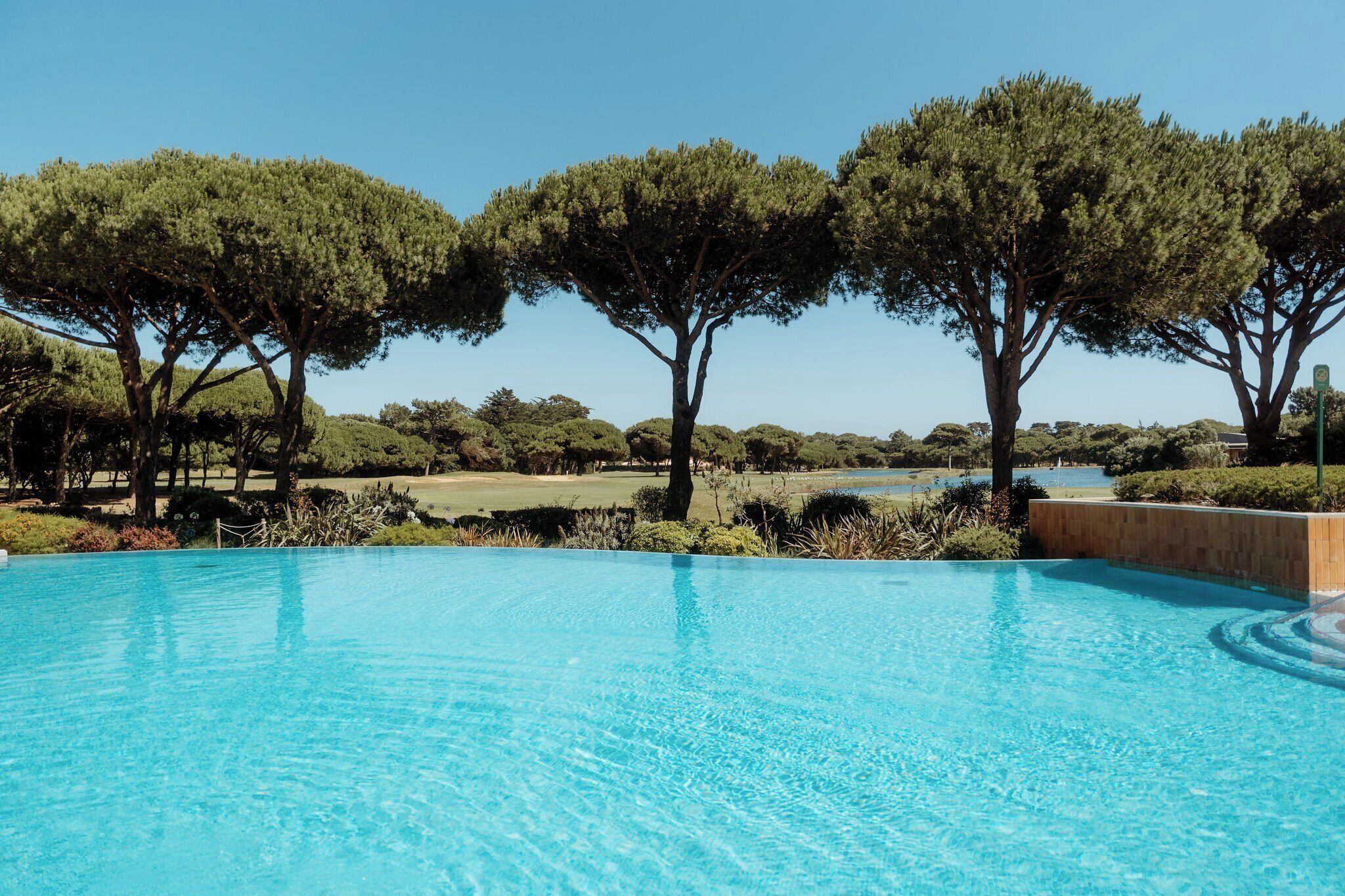 Una piscina cubierta, una piscina al aire libre de temporada