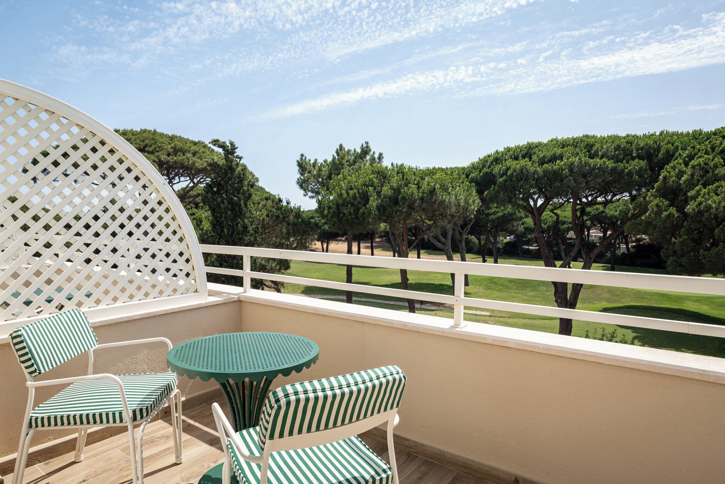Minibar, coffres-forts dans les chambres, bureau
