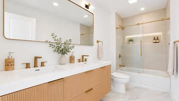 Douche, sèche-cheveux, serviettes fournies, savon