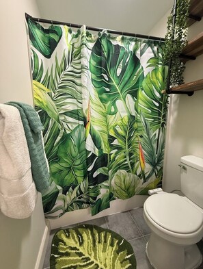 Hair dryer, bidet, towels, soap - 2 Bedroom House - Fenced in Yard - Close to Lake Norman - Charlotte (Denver)