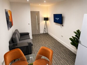 Living area - Modern 2-Bed Flat Near Donington & EMA 2 (Long Eaton)