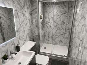 Bathroom - Modern 2-Bed Flat Near Donington & EMA 2 (Long Eaton)