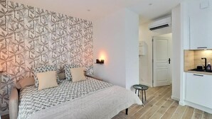 Studio tiện nghi đơn giản, quang cảnh thành phố | Bàn ủi/dụng cụ ủi quần áo, truy cập Internet không dây miễn phí 