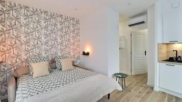Comfort Studio, City View | Iron/ironing board, free WiFi