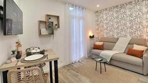 Studio tiện nghi đơn giản, quang cảnh thành phố | Khu phòng khách | Smart TV 111-cm có truyền hình kỹ thuật số, dịch vụ stream 