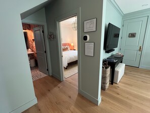 2 habitaciones, tabla de planchar con plancha, wifi y ropa de cama 