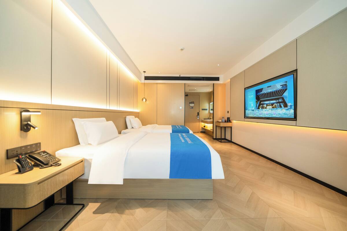 Habitación superior con 2 camas individuales, vistas a la ciudad | Escritorio, espacio para trabajar con un portátil, wifi gratis