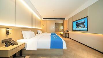 Superior Twin Room, City View | Desk, laptop workspace, free WiFi