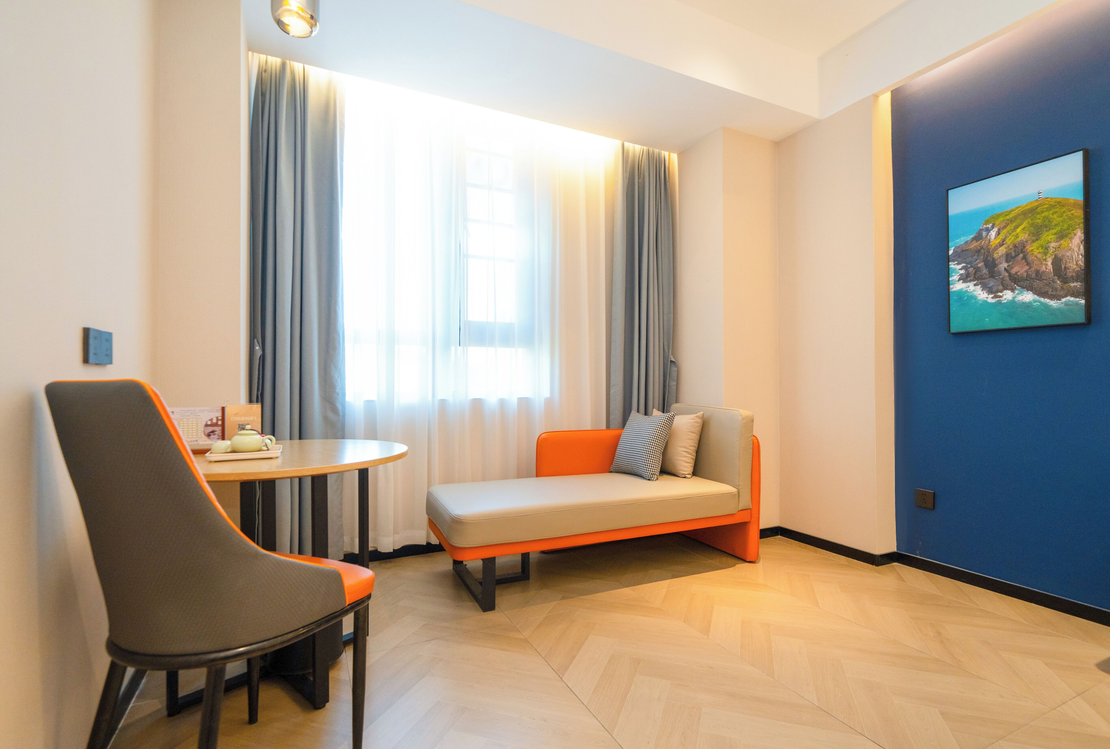 Superior Double Room, City View | Living area
