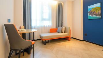 Superior Double Room, City View | Living area