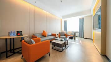 Luxury Suite, City View | Living area