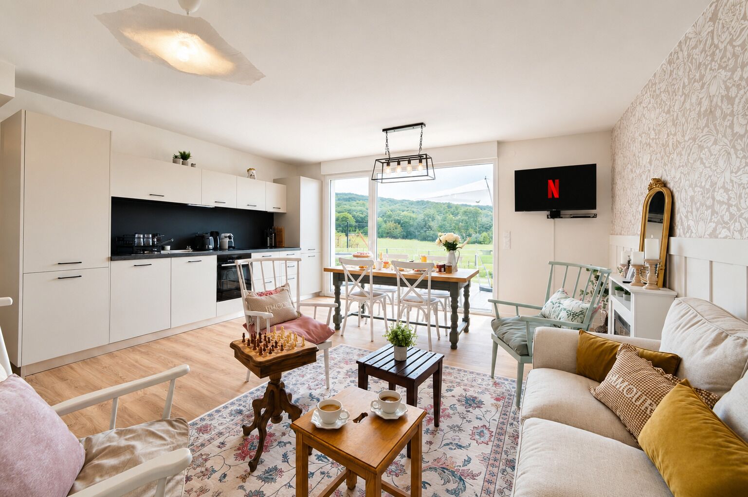 Un espacio habitable moderno con cocina, comedor y zona de estar, que cuenta con un ventanal con vistas.