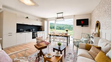 Un espacio habitable moderno con cocina, comedor y zona de estar, que cuenta con un ventanal con vistas.