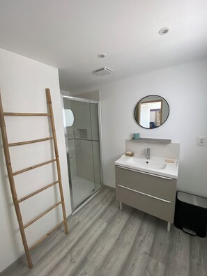 Dusche, Haartrockner, Seife, Toilettenpapier