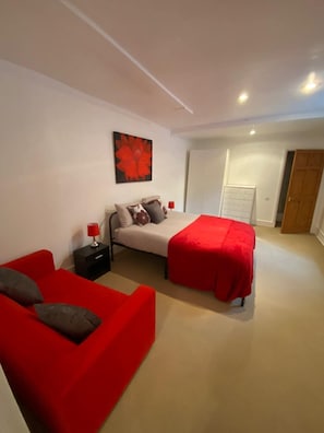 Iron/ironing board, free WiFi, bed sheets