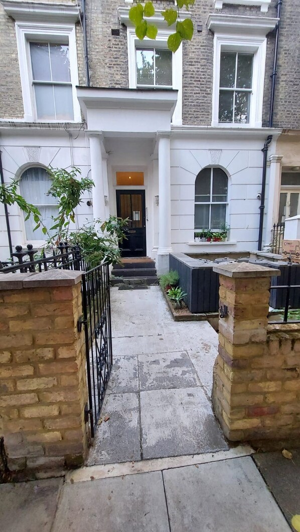 Exterior detail - Fine Studio Flat - Shepherds Bush/Notting Hill (Greater London)