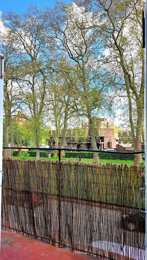 A view of a park with trees and a fence. - Big Studio with view to park in Camden/Kings Cross (Greater London)