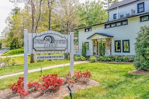 Exterior - Lakeside condo, dog-friendly, AC, large porch, shared amenities, beach access, pool, tennis (Flat Rock)