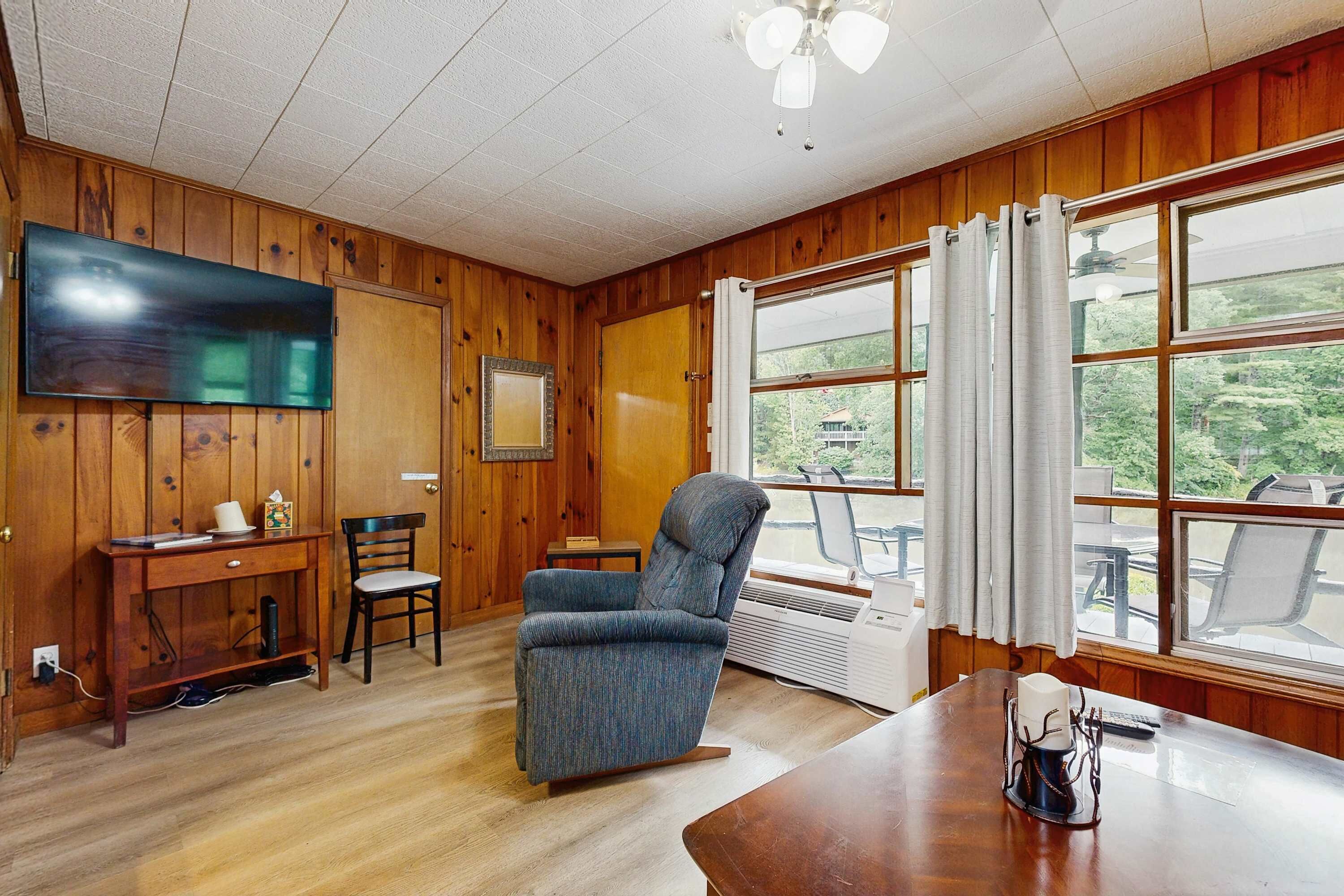 Lakeside Condo, Dog-friendly, Ac, Large Porch, Shared Amenities, Beach Access, Pool, Tennis - Tryon, NC