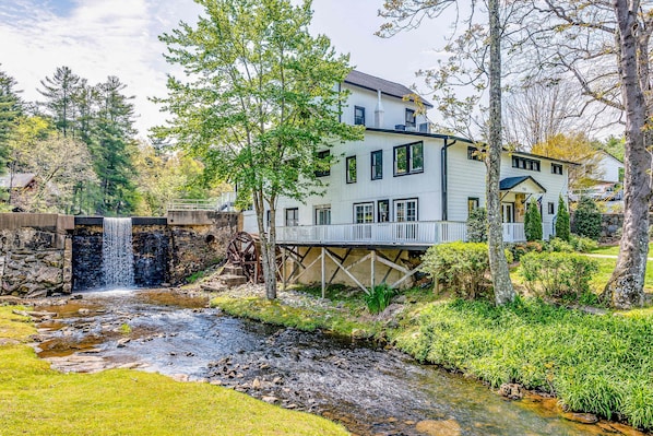 Exterior - Lakeside condo, dog-friendly, AC, large porch, shared amenities, beach access, pool, tennis (Flat Rock)