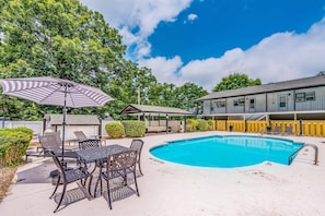 Pool - Lakeside condo, dog-friendly, AC, large porch, shared amenities, beach access, pool, tennis (Flat Rock)