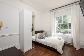1 chambre, bureau, fer et planche à repasser, accès au Wi-Fi (inclus)