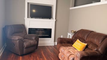 TV connectée, cheminée, écrans d'ordinateur