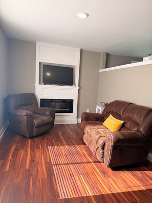 Smart TV, fireplace, computer monitors - Cozy Downtown Franklin Cottage (Franklin)