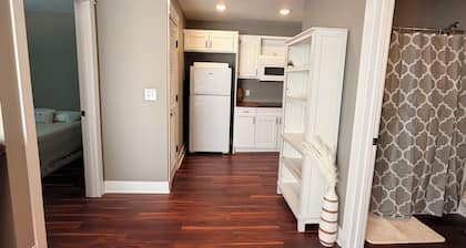 Cozy Downtown Franklin Cottage