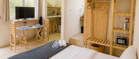 Iron/ironing board, WiFi, bed sheets